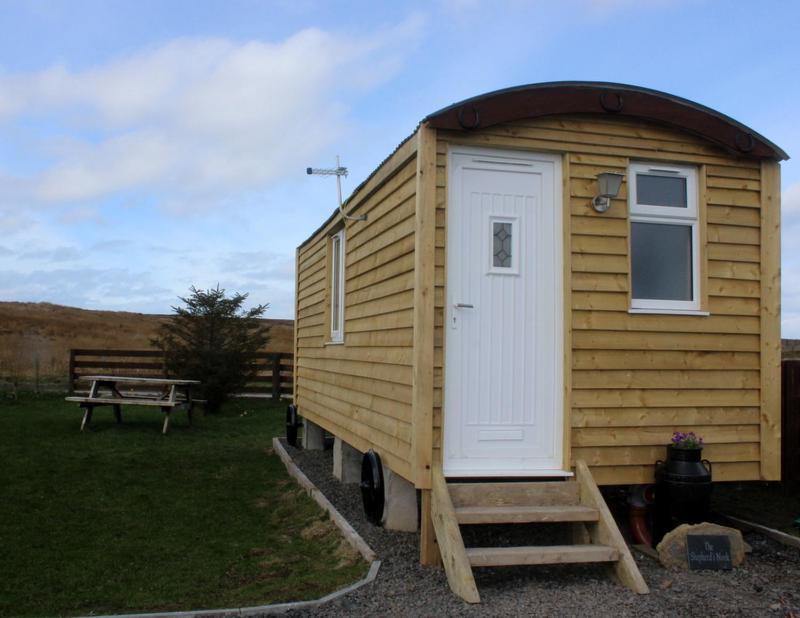 Hillside Camping Pods And Shepherd'S Hut Уик Экстерьер фото