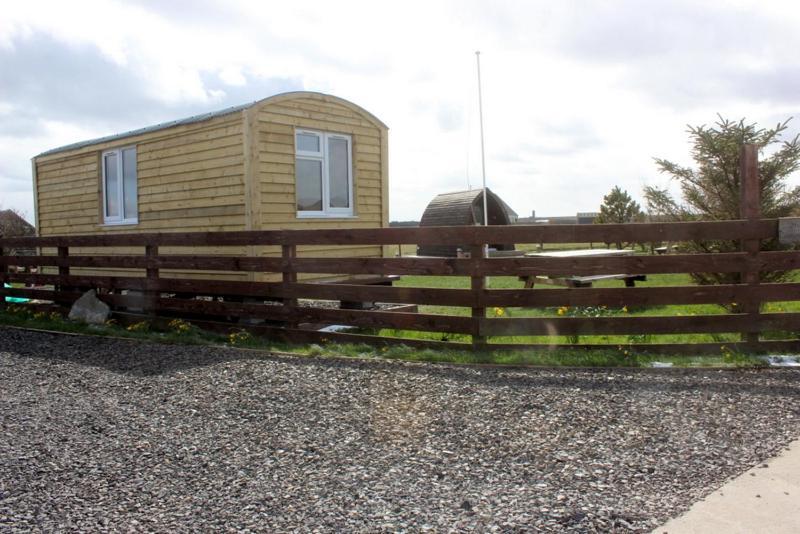 Hillside Camping Pods And Shepherd'S Hut Уик Экстерьер фото